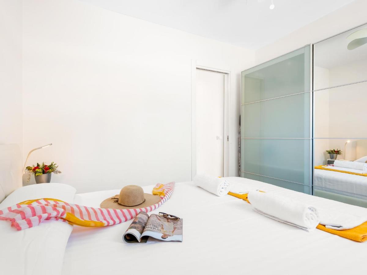 97 Hermosa Marina Primavera Con Terraza Y Piscina 아데제 외부 사진